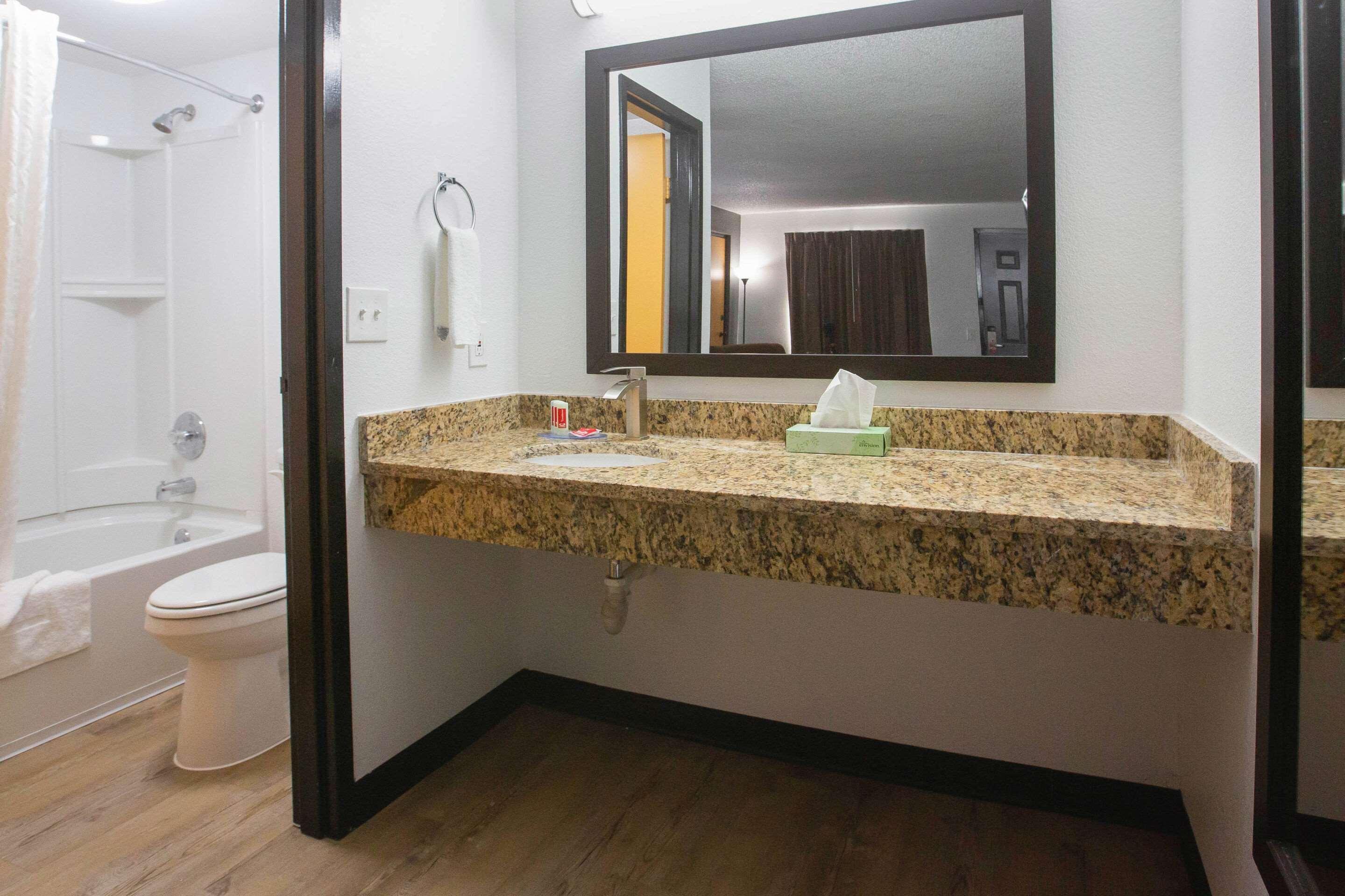 Econo Lodge Литония Екстериор снимка
