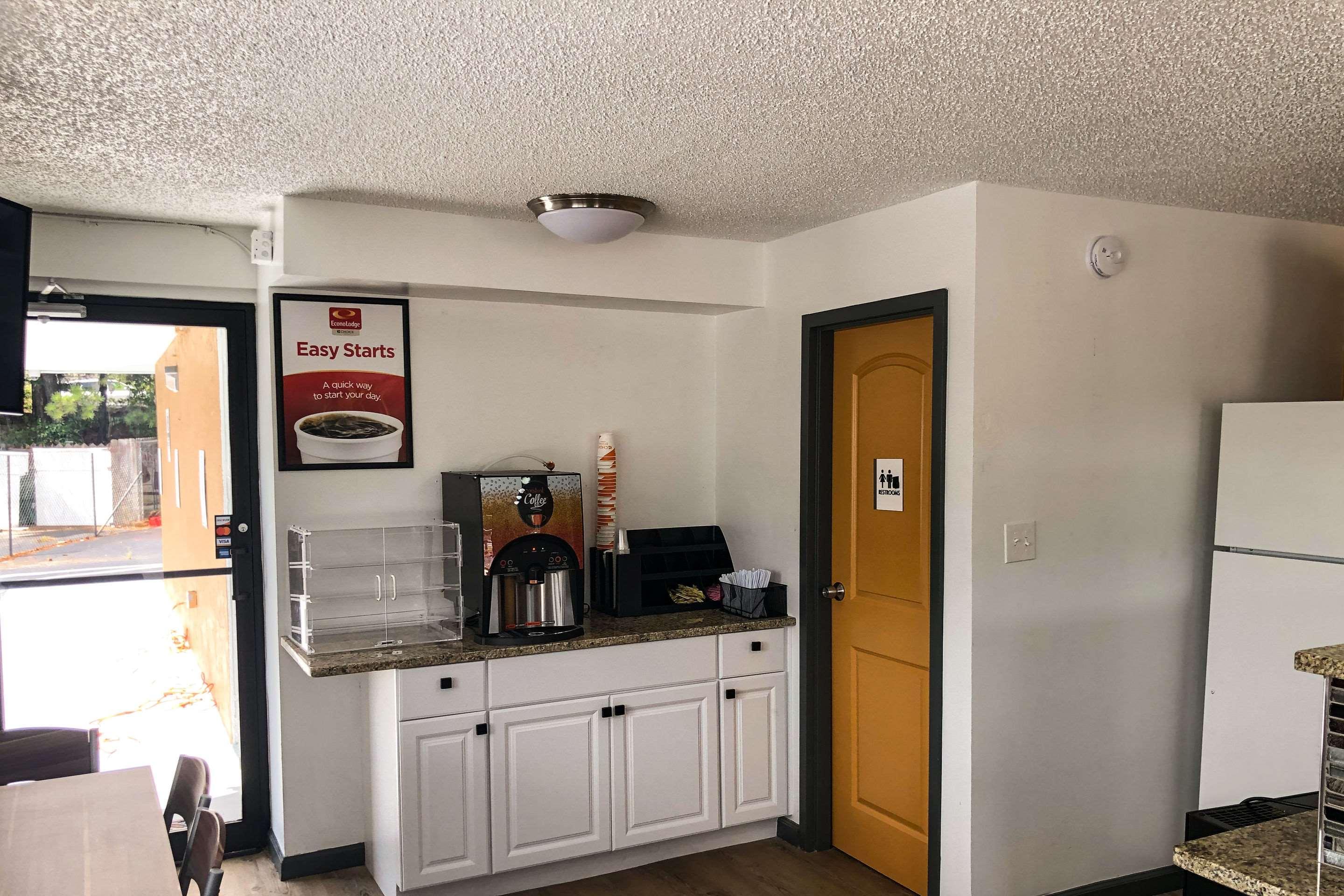 Econo Lodge Литония Екстериор снимка