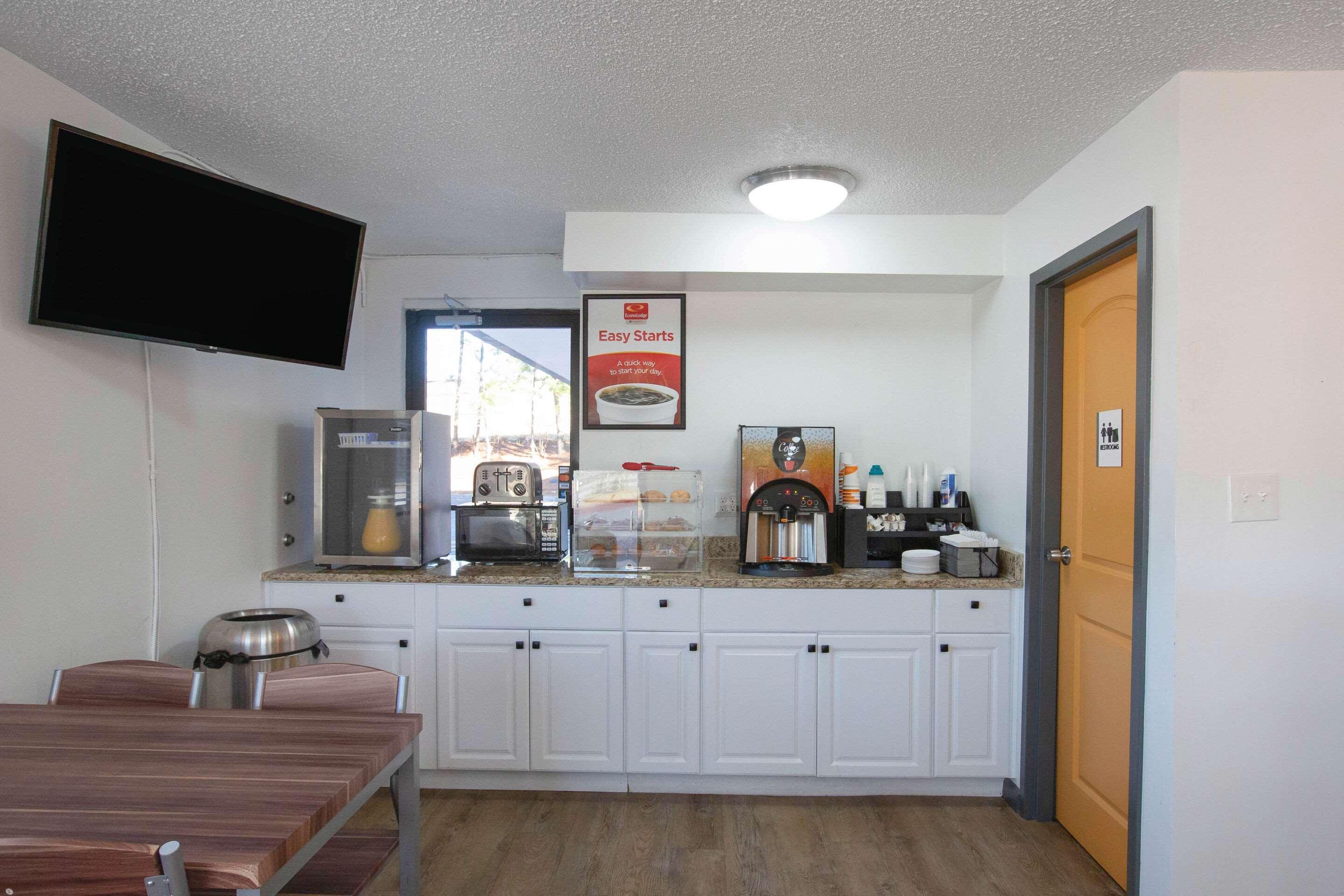 Econo Lodge Литония Екстериор снимка