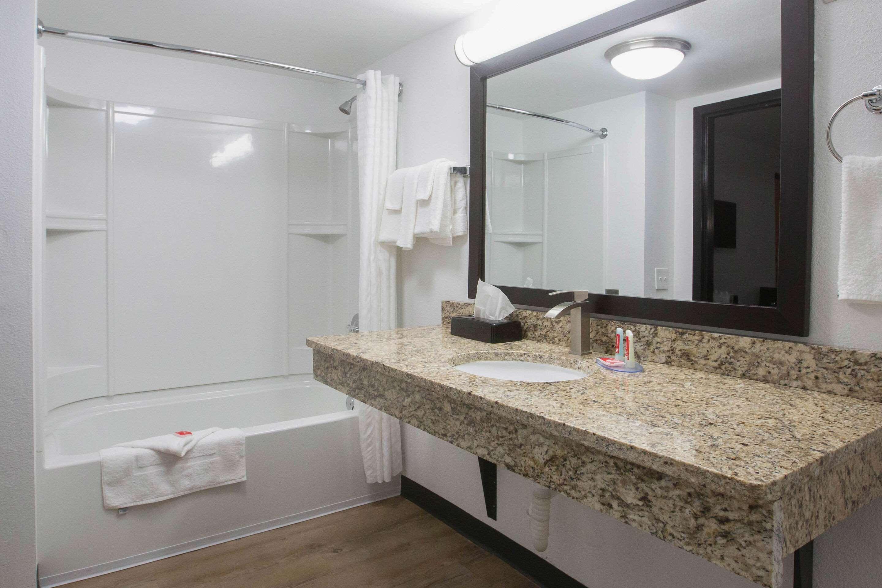 Econo Lodge Литония Екстериор снимка