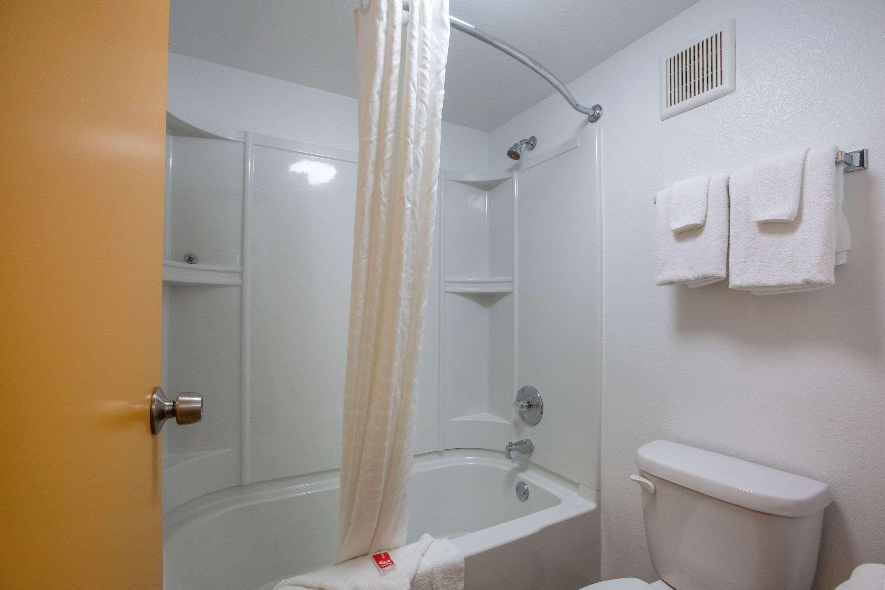 Econo Lodge Литония Екстериор снимка