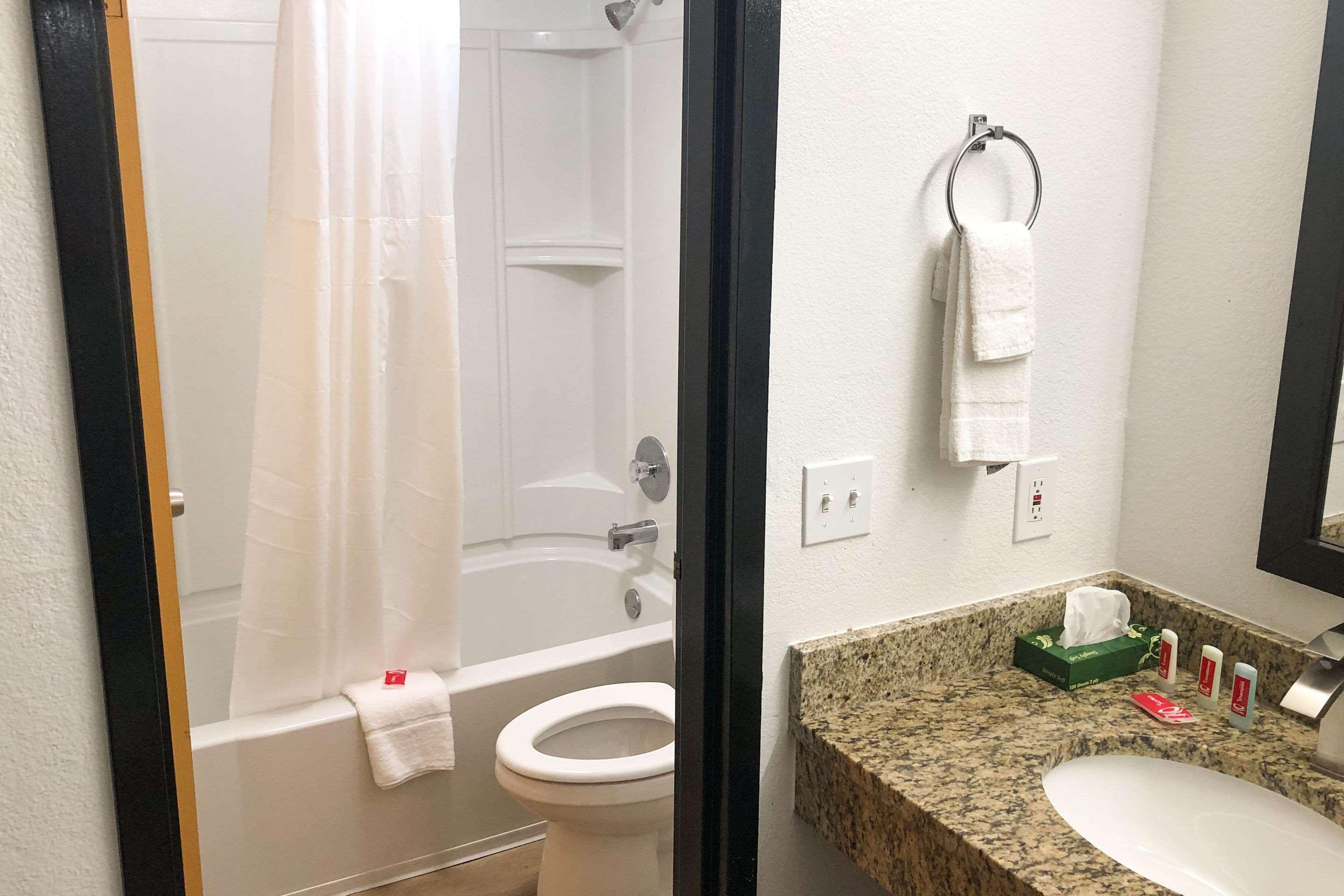 Econo Lodge Литония Екстериор снимка